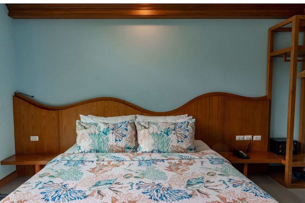Premier, King Bed, Pool Access, ROYAL PINEAPPLE HOTEL a welcome to wealth and good fortune 4/6