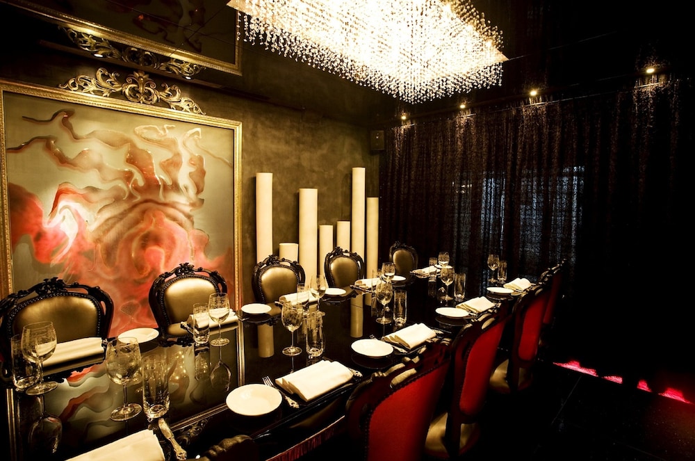 The Luxe Manor Hotel 34/41