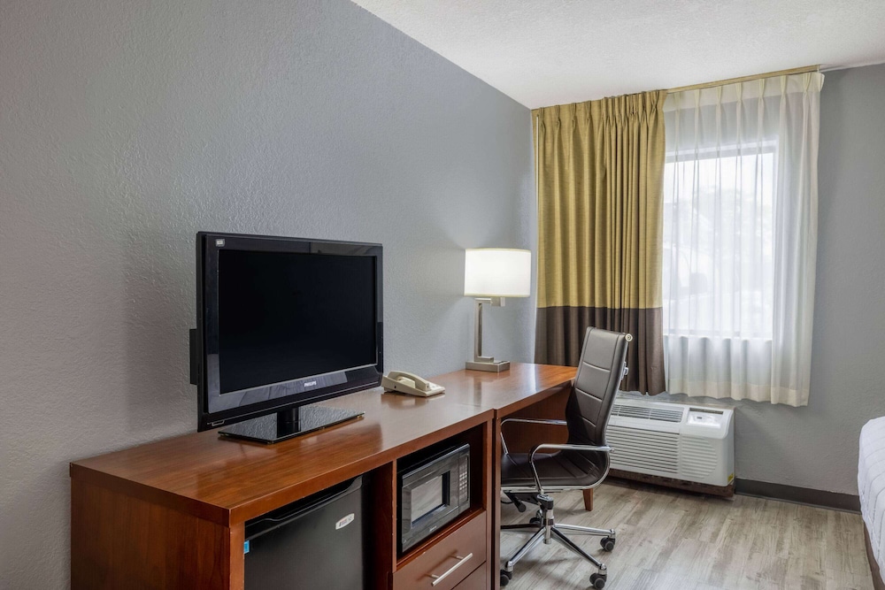 Travelodge by Wyndham Brooklyn Center 37/48