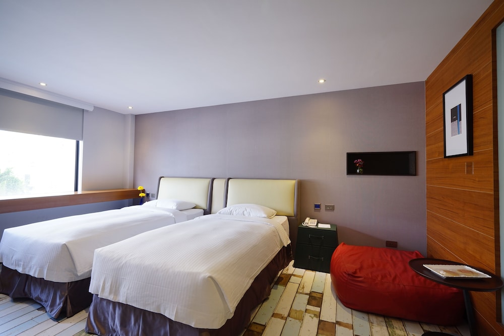 3 Door Hotel 17/76