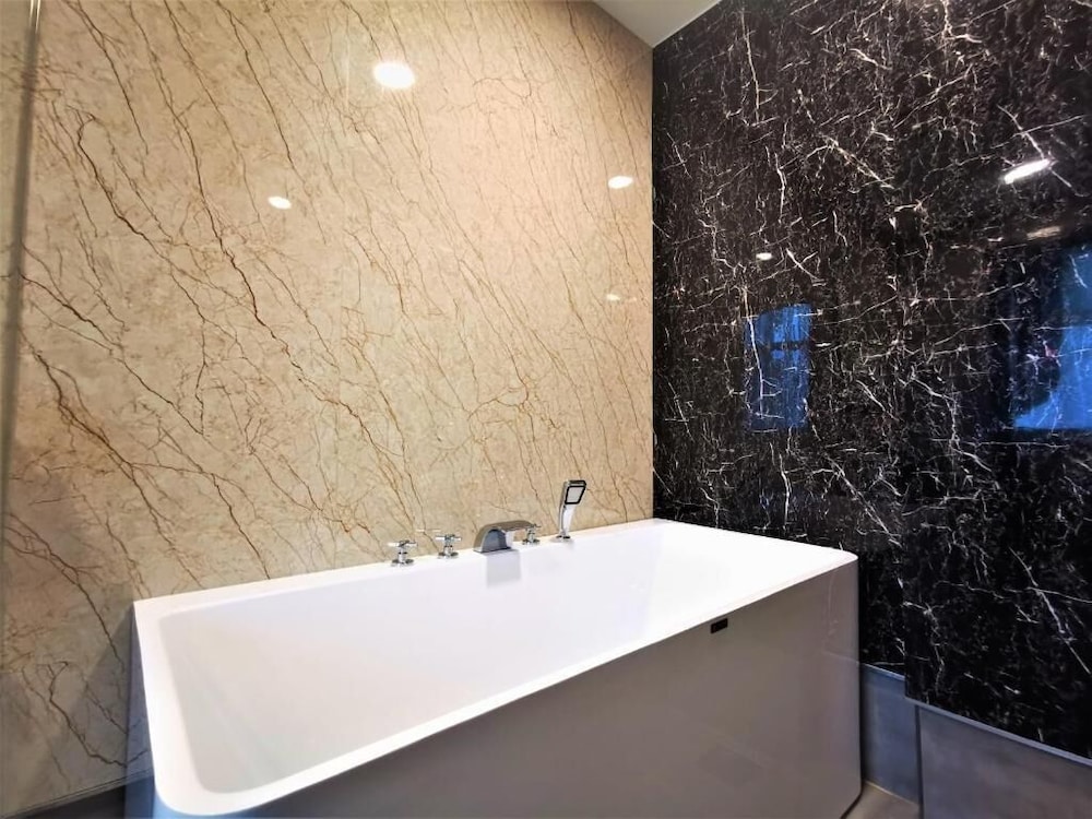 Prestigo Hotel 48/53