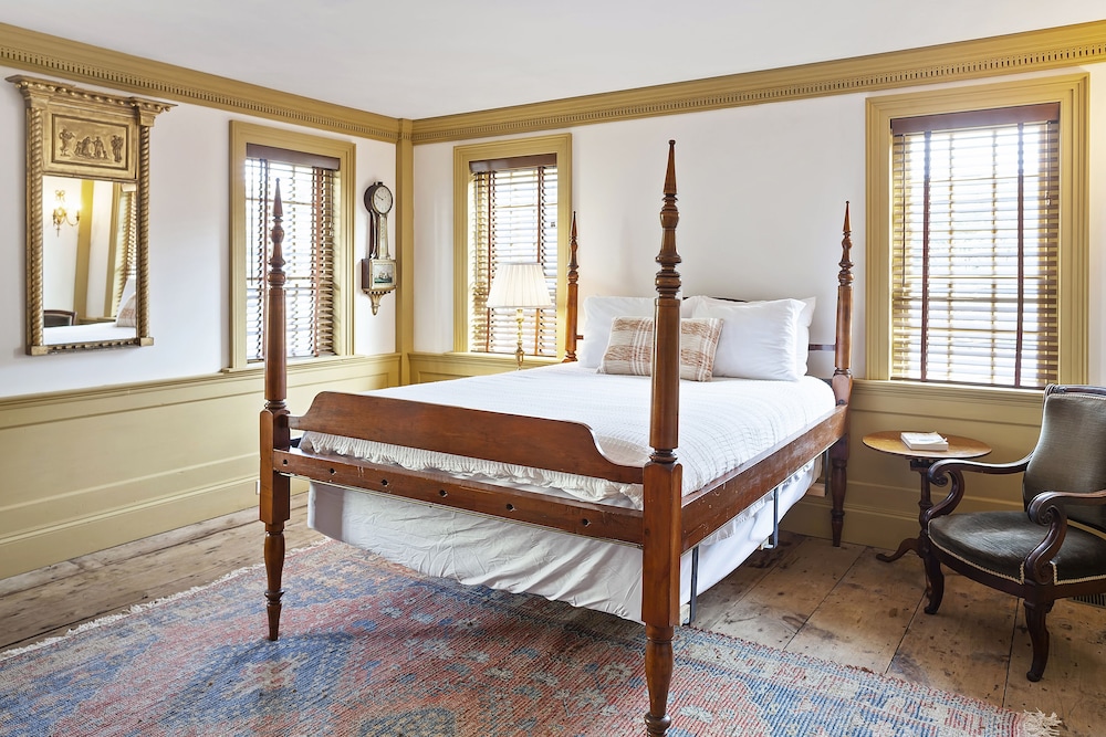 Suite, Queen Bed, Parlor