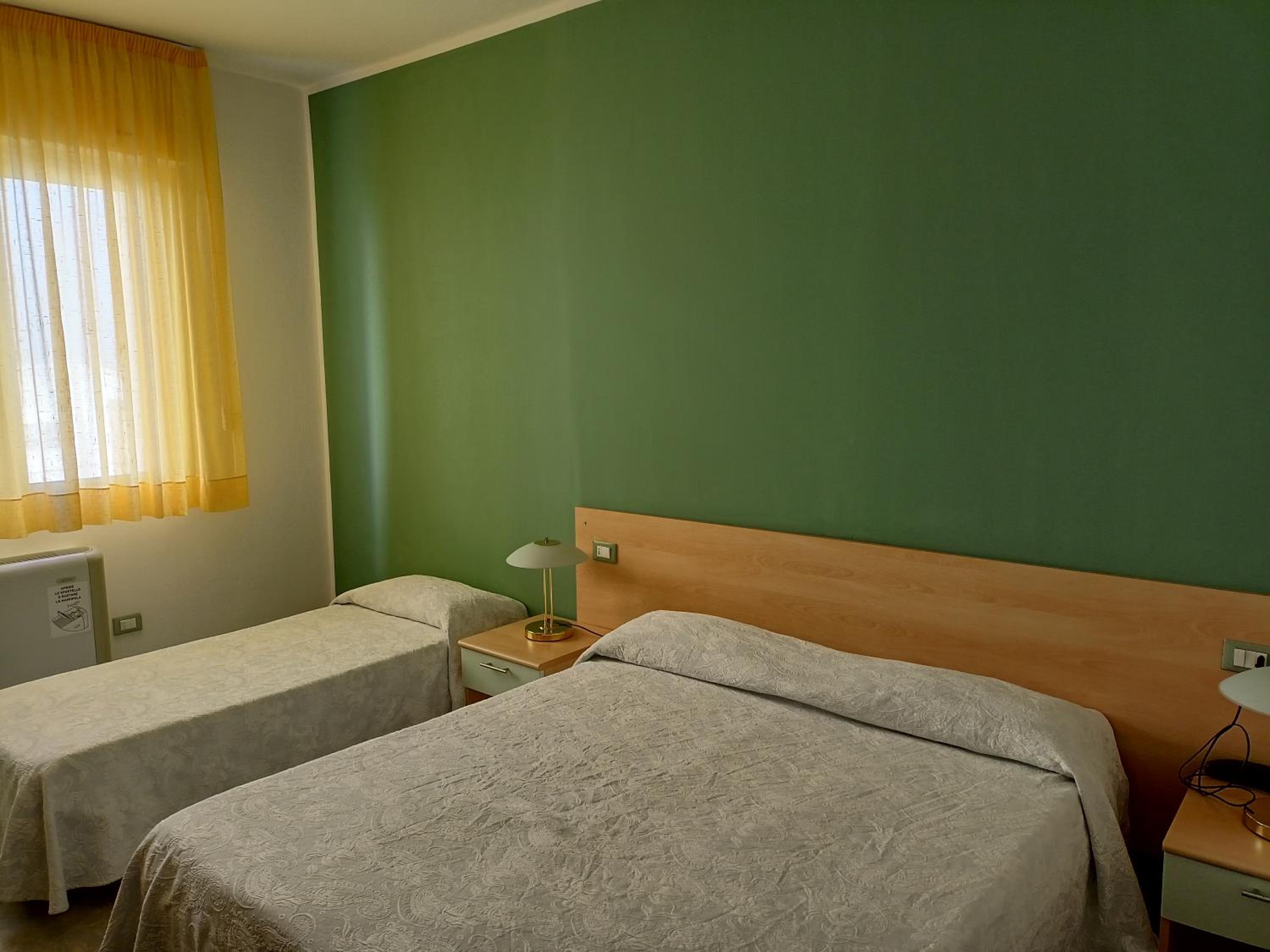 Room, Triple