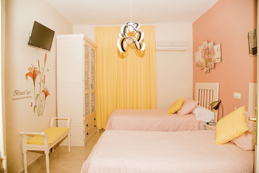 DELUXE, TWIN BEDS, PRIVATE BATHROOM