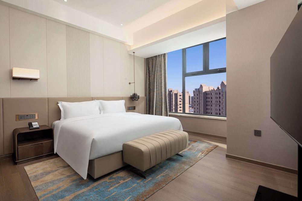 DELUXE, SUITE, KING BED