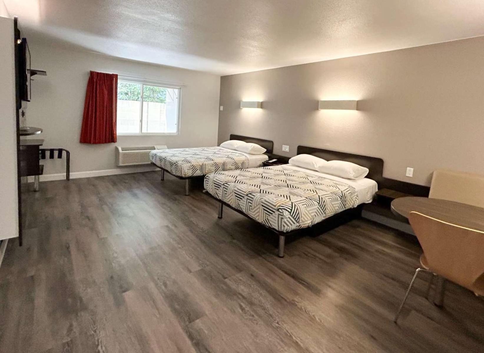 غرفة بسريرين كوين لذوي الإعاقة، Motel6 Anaheim, CA 2/3