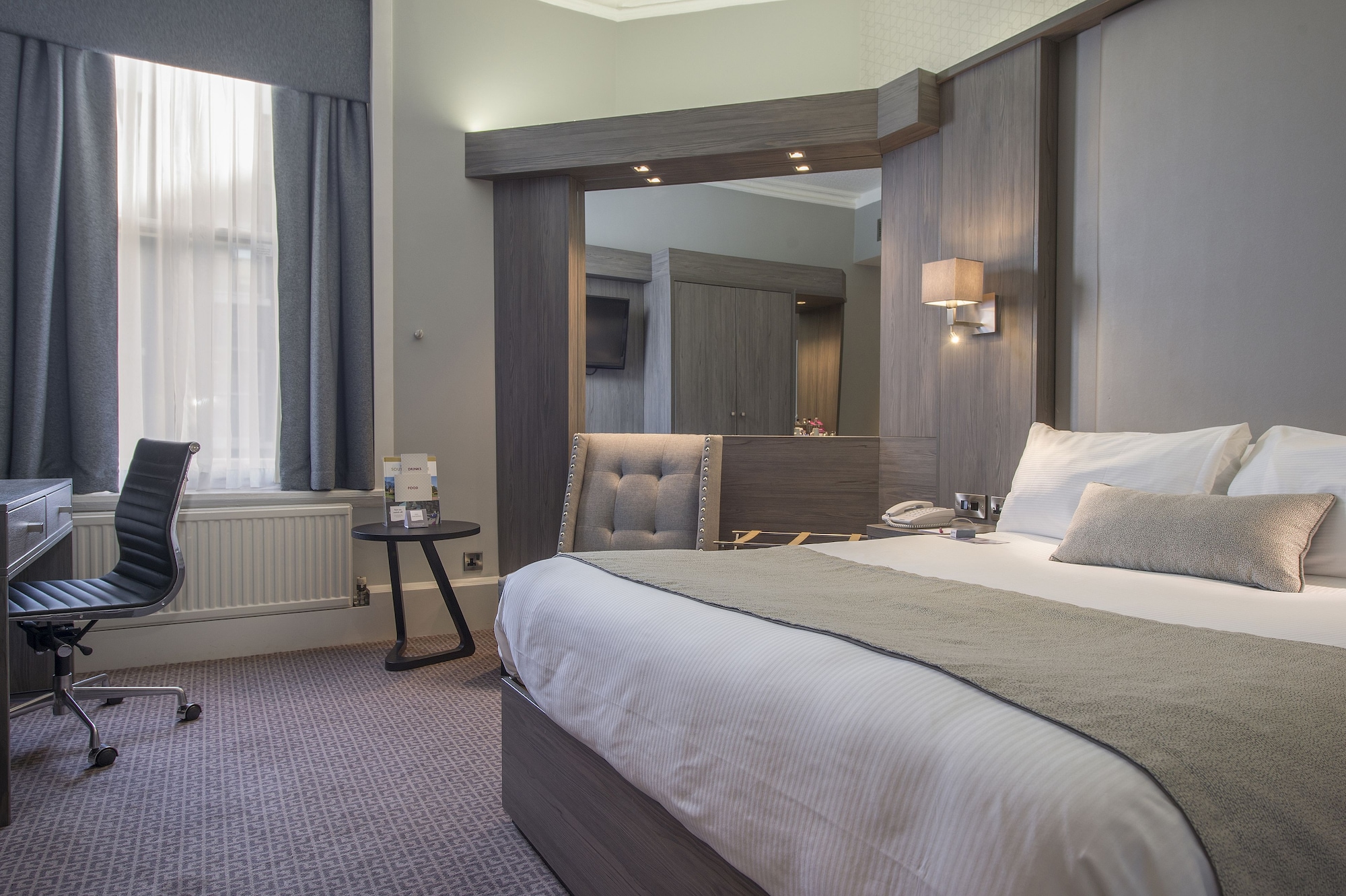 STANDARD, QUEEN BED