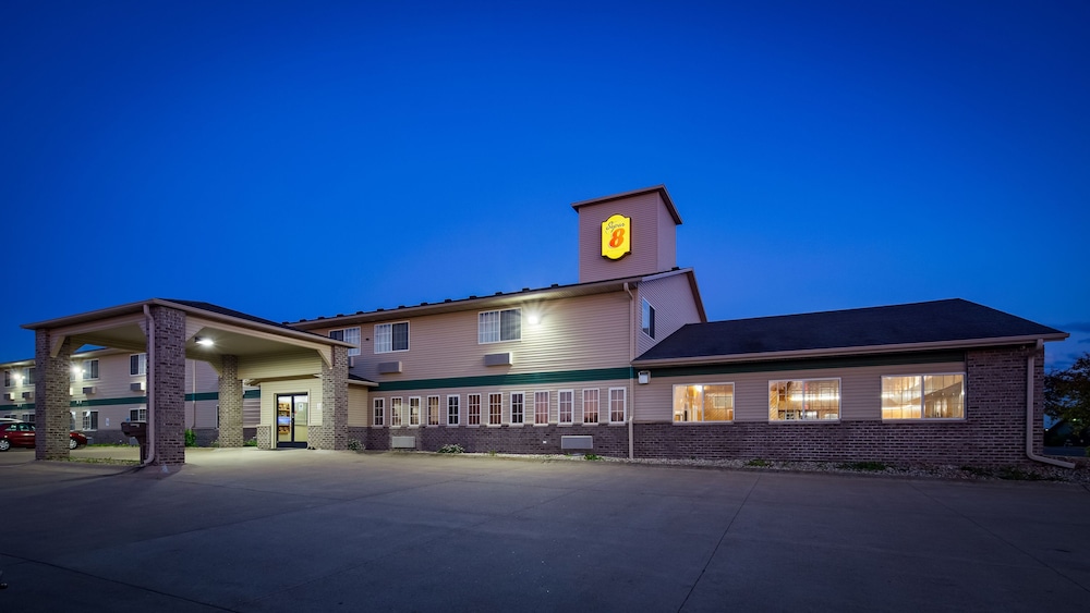 Super 8 By Wyndham Neillsville Wi 1/22