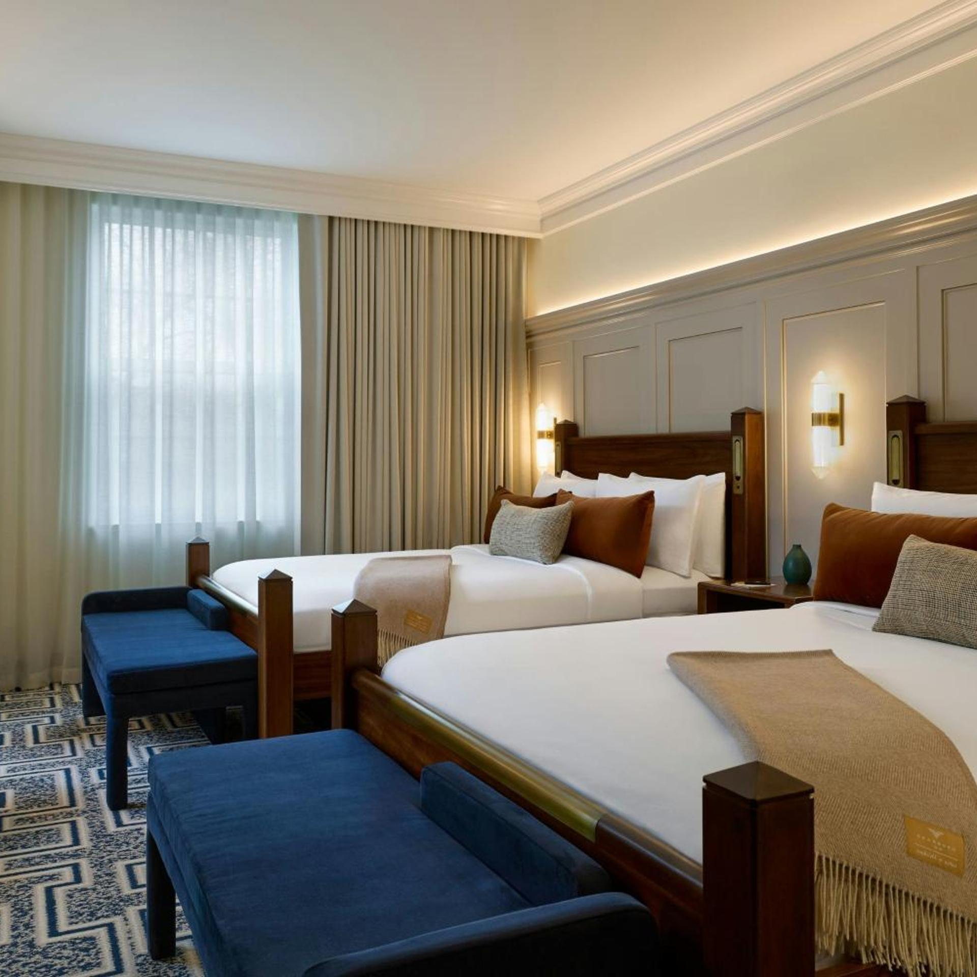 غرفة قياسية بسرير كينج وسريرين كوين لذوي الإعاقة، The Dearborn Inn A Marriott Hotel 3/7