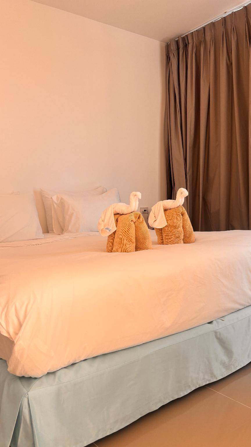 DELUXE, DOUBLE BED