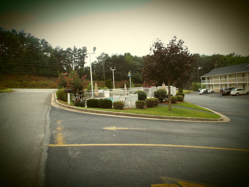 Days Inn by Wyndham Dahlonega 8/49