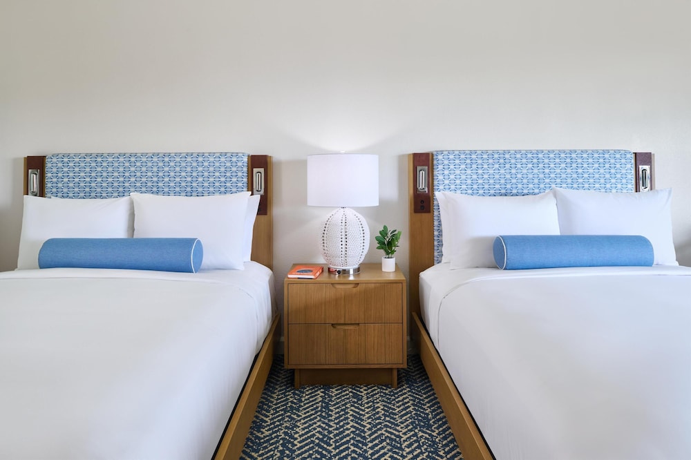 Renovated, Signature, 2 Queen Beds, Pool View, Ocean View