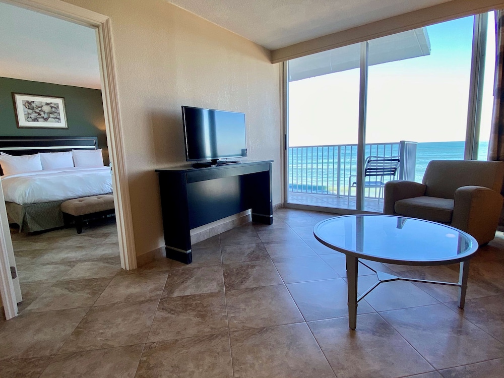 Radisson Suite Hotel Oceanfront 56/64