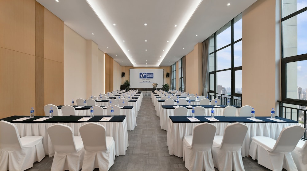 Holiday Inn Express Chengdu Huanhuaxi 52/67