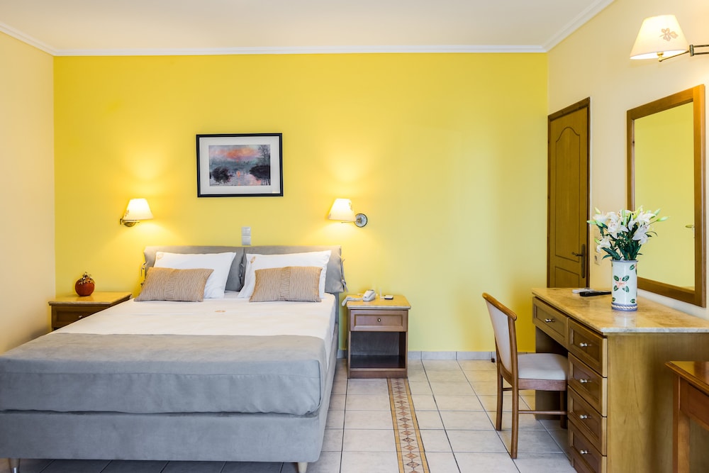 2 BEDROOMS, SUITE, PARTIAL SEA VIEW