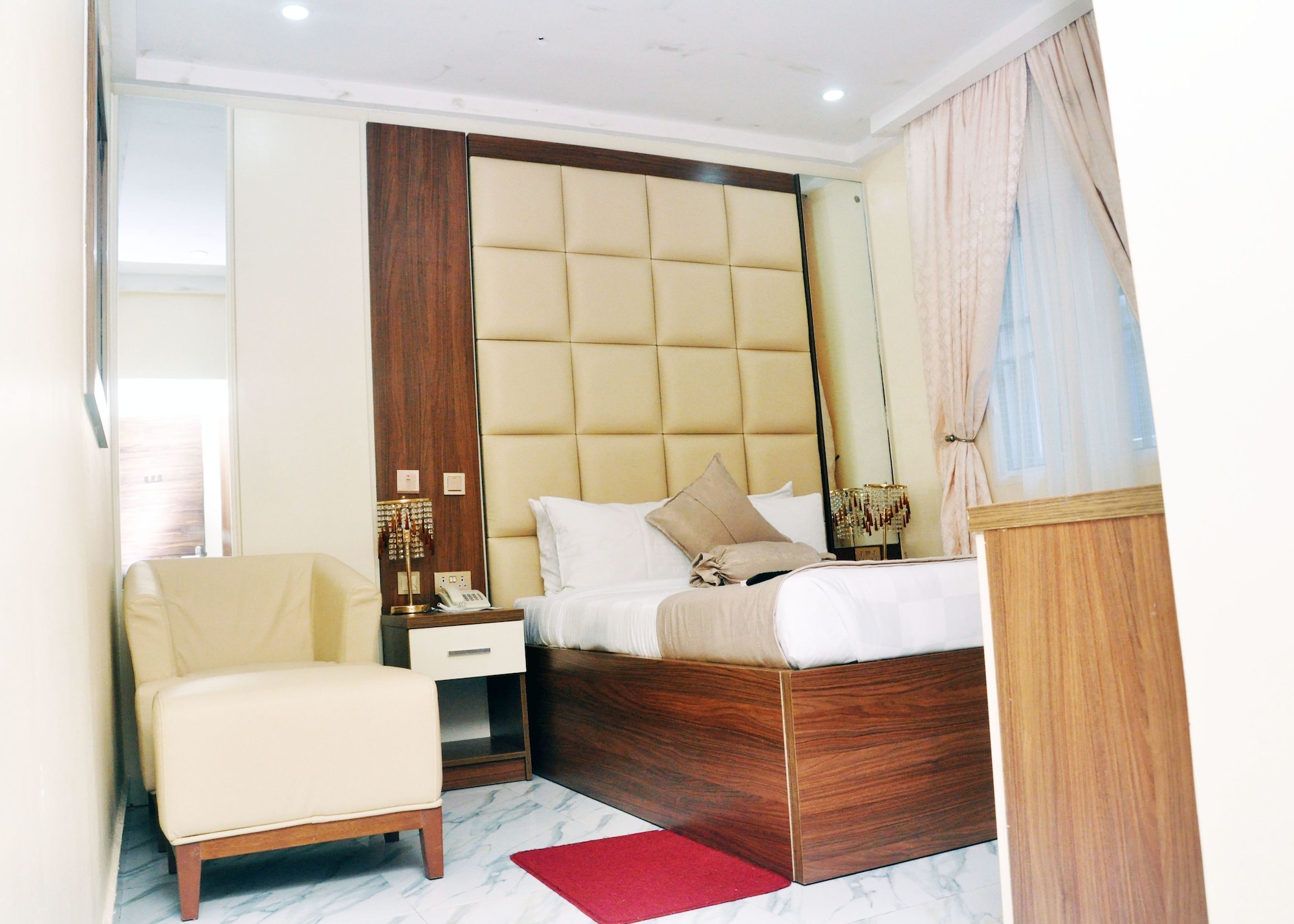 DELUXE, QUEEN BED