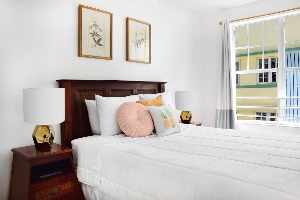 Deluxe 1 Queen Bed