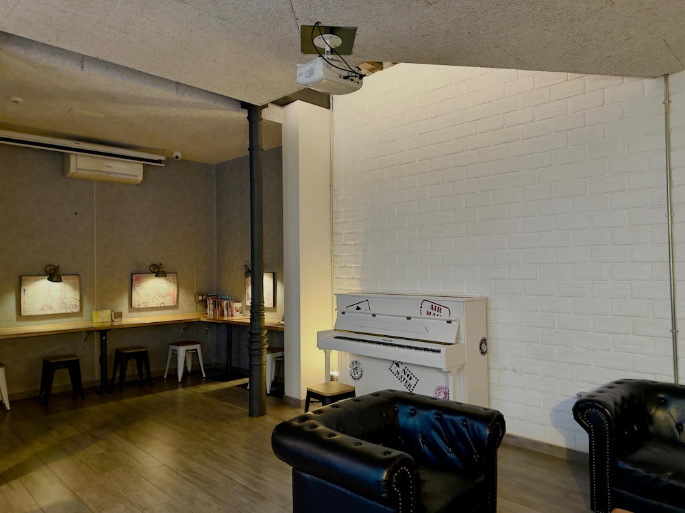 Far Home Atocha 37/50