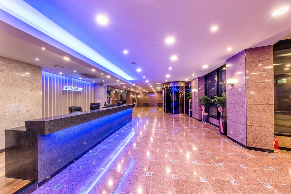 Leslie Hotel 8/42