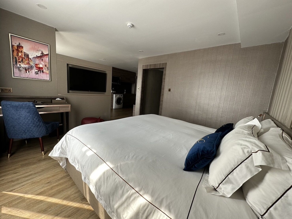 FAMILY SUITE, EXECUTIVE