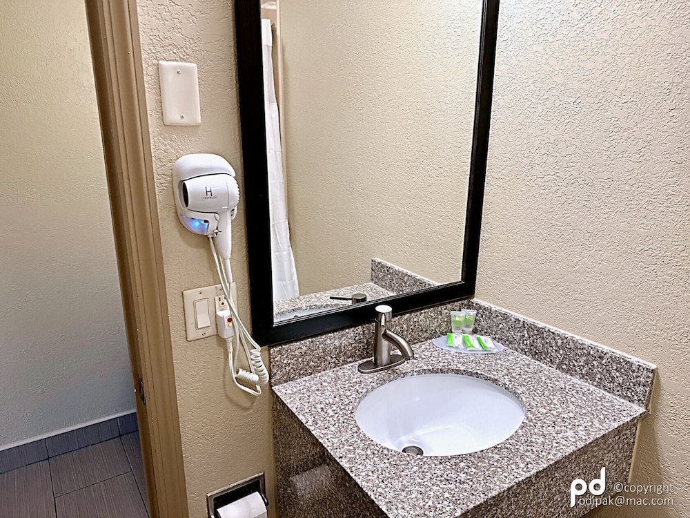 Efficiency, Superior, Queen Bed، Travel Inn and Suites Flemington 6/8