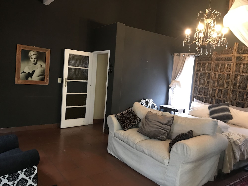 Waterhouse Guest Lodges 295 Indus Street 23/50