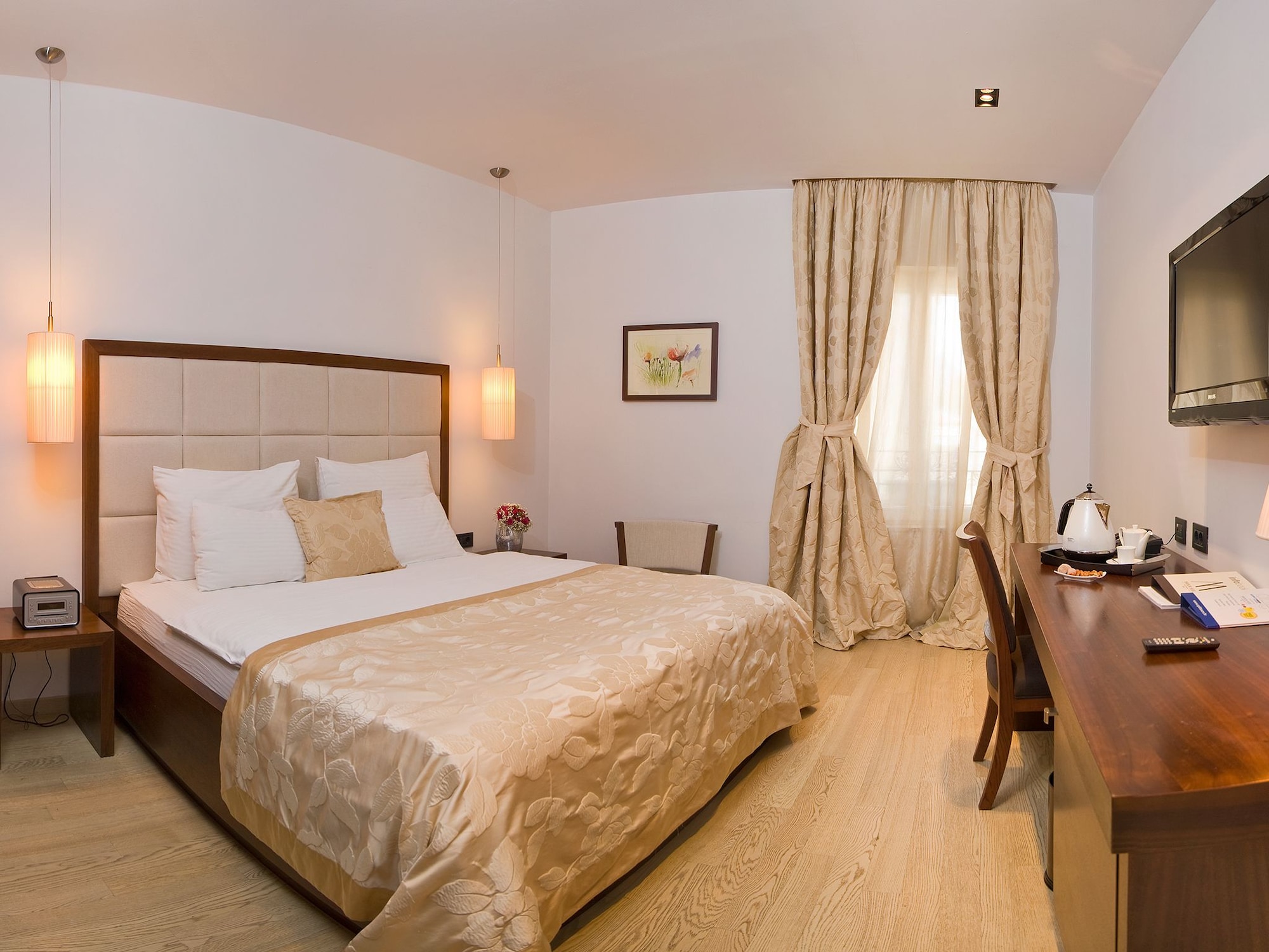 DELUXE, DOUBLE BED