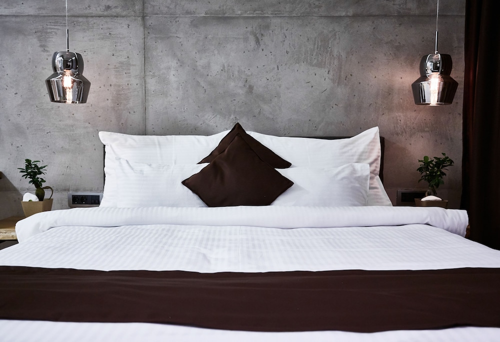 One Luxury Suites 22/72