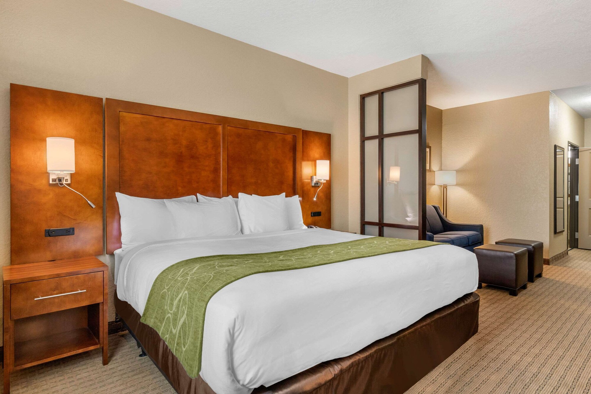 SUITE, KING BED