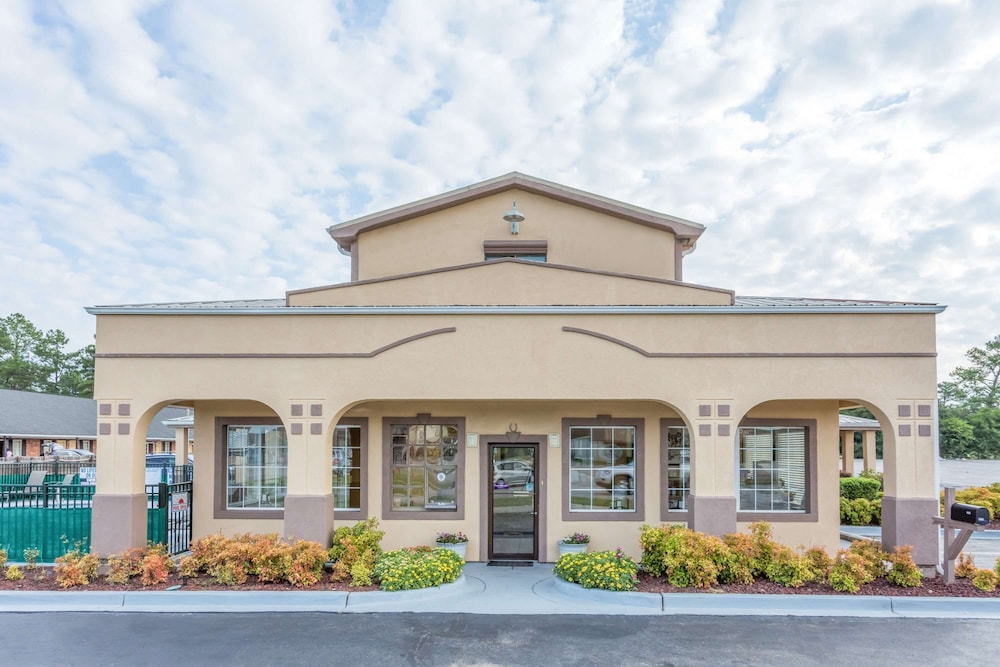 Super 8 by Wyndham Santee 2/23