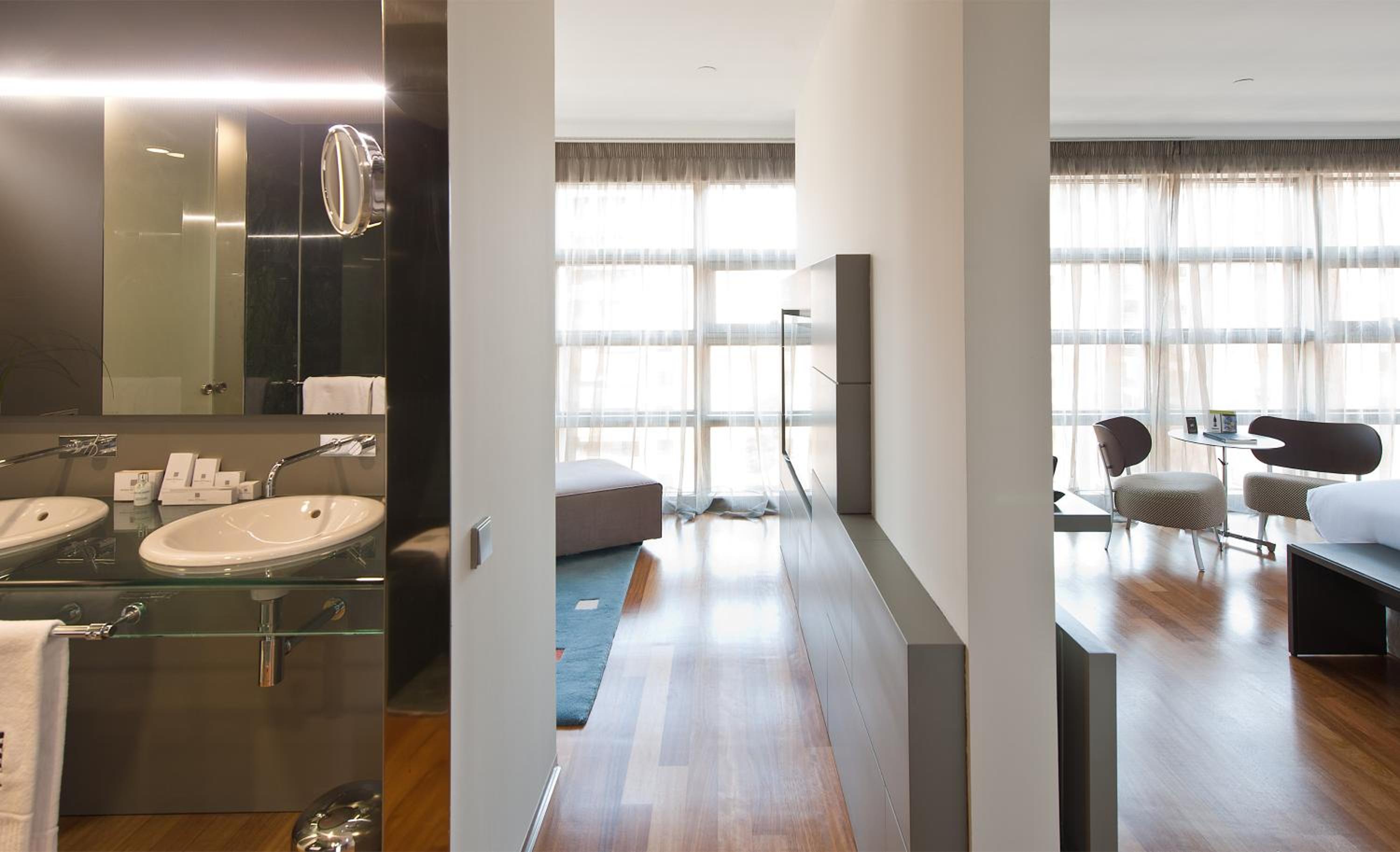 غرفة سوبيريور بسرير كينج، Reina Petronila Hotel 3/3