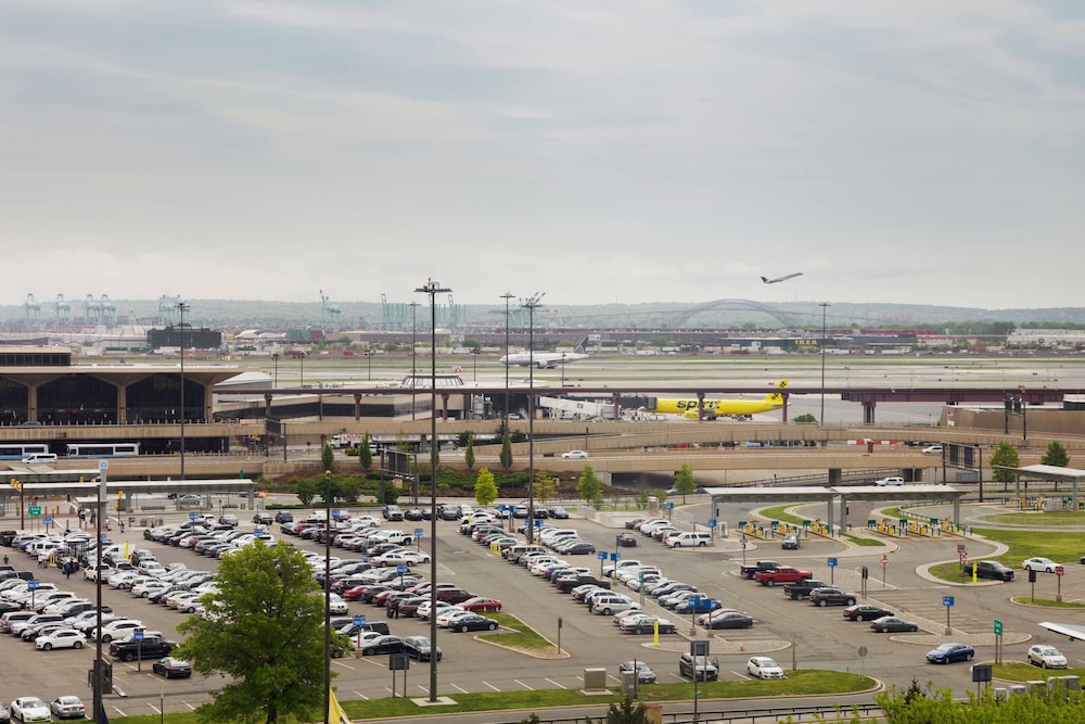 Newark Liberty International Airport Marriott 42/45