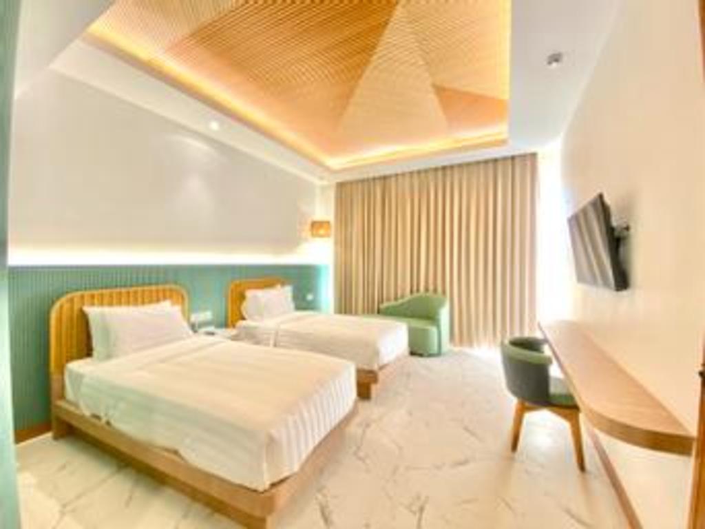 Deluxe, Twin Beds, Hill View