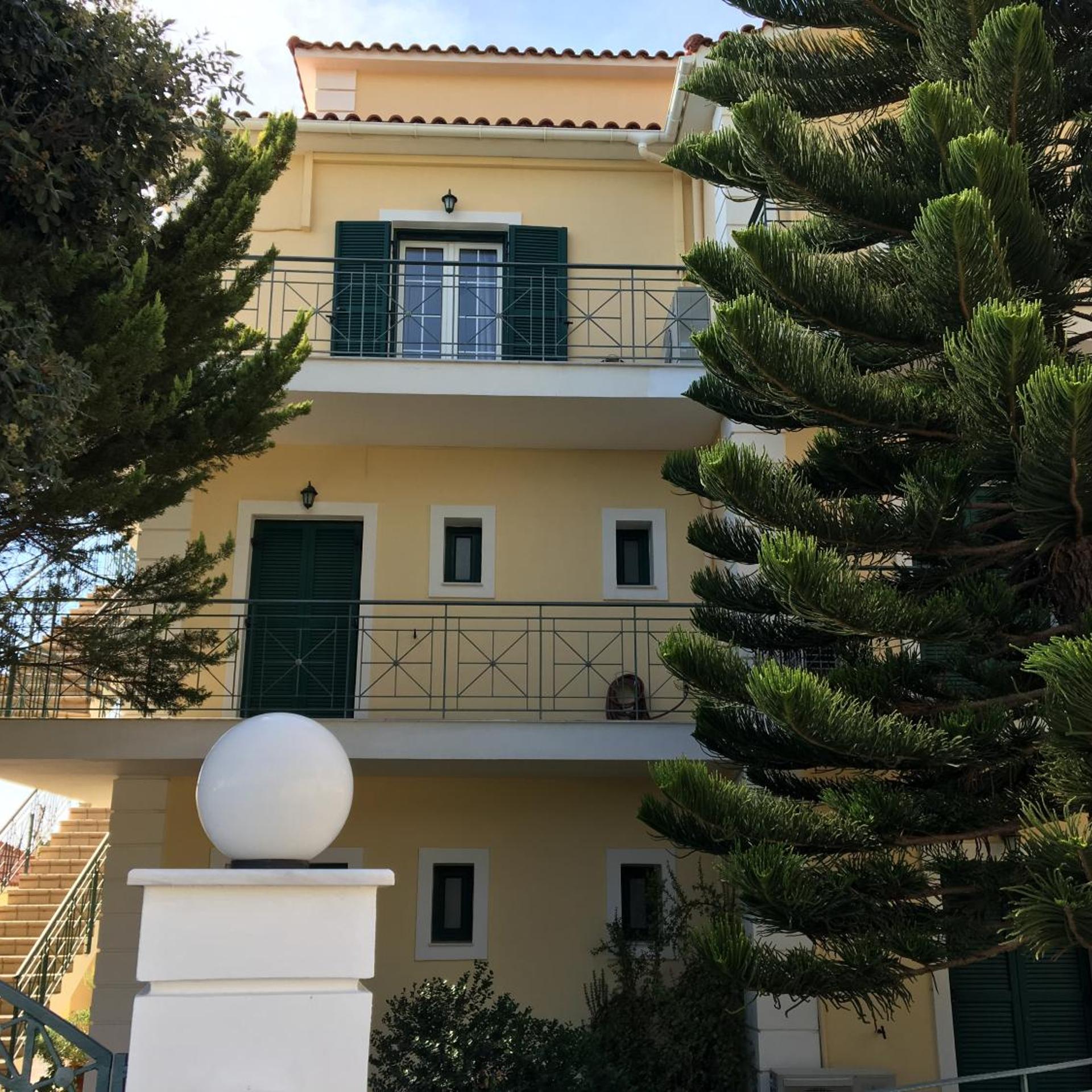 Naftilos Studios 8/54