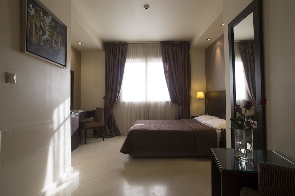 ROOM, SINGLE