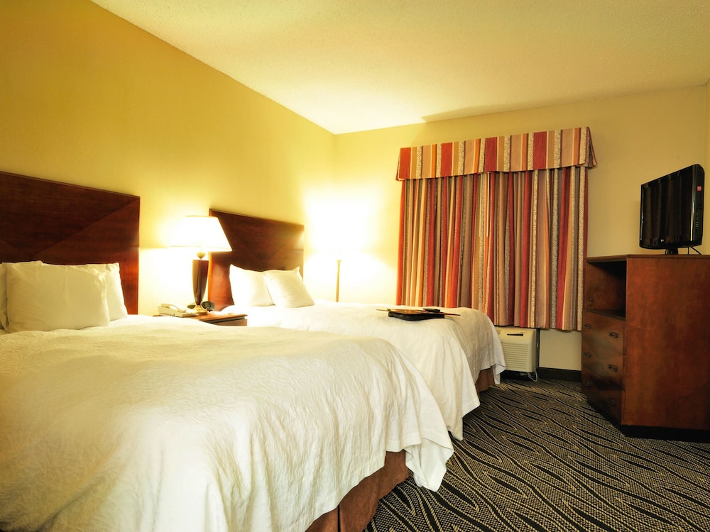 Hampton Inn Fayetteville 26/73