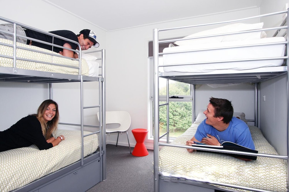 THE ISLAND ACCOMMODATION 10/69