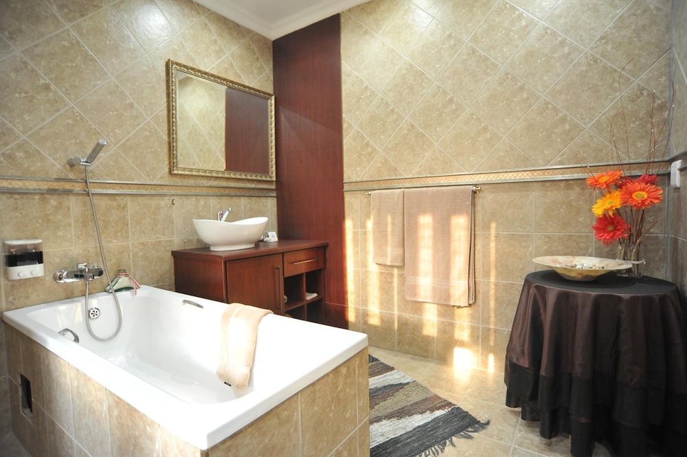 Sunset Manor Guest House 50/50