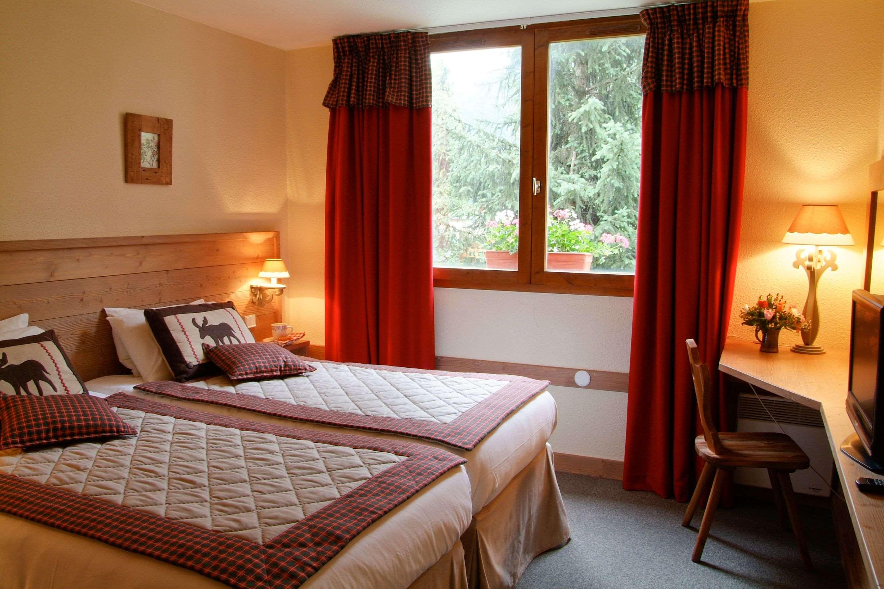غرفة قياسية بسريرين منفصلين