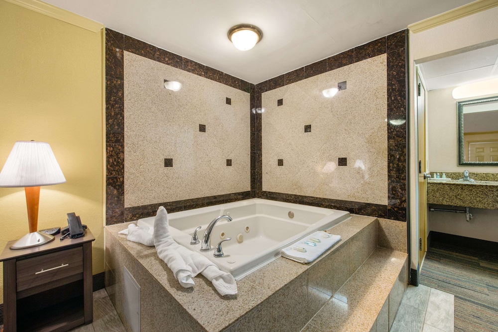 HIBISCUS Inn & Suites 15/43