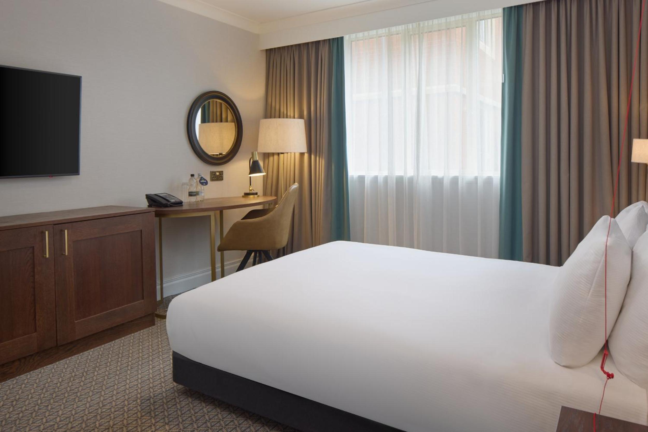 غرفة بسرير كينج وسرير كوين لذوي الإعاقة، DoubleTree by Hilton St Anne's Manor 5/10