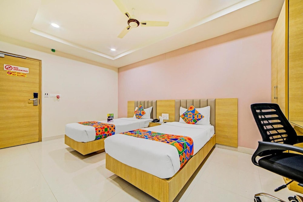 Oyo 14745 Veeraj Suites 24/50