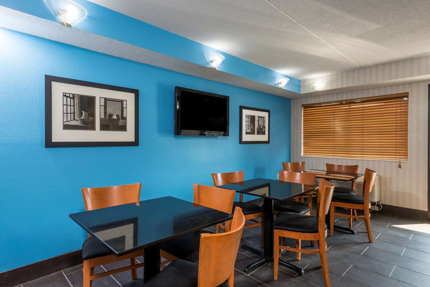 Days Inn By Wyndham Pittsburgh-Harmarville 12/16