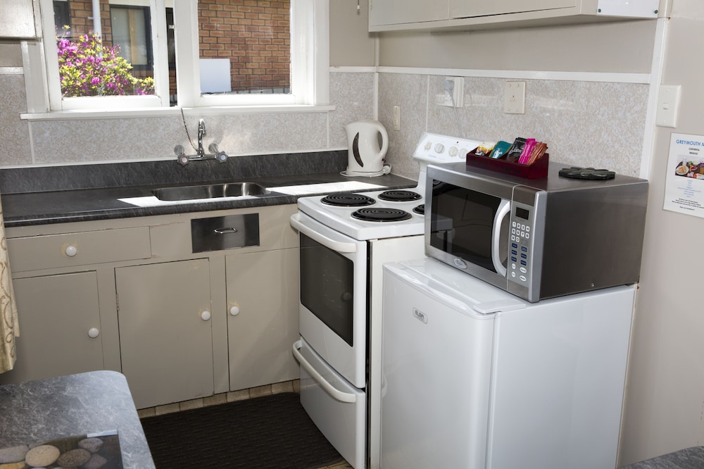 GREYMOUTH MOTEL 51/54