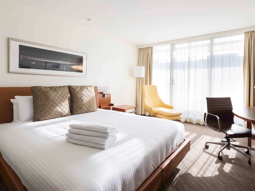 STANDARD, QUEEN BED