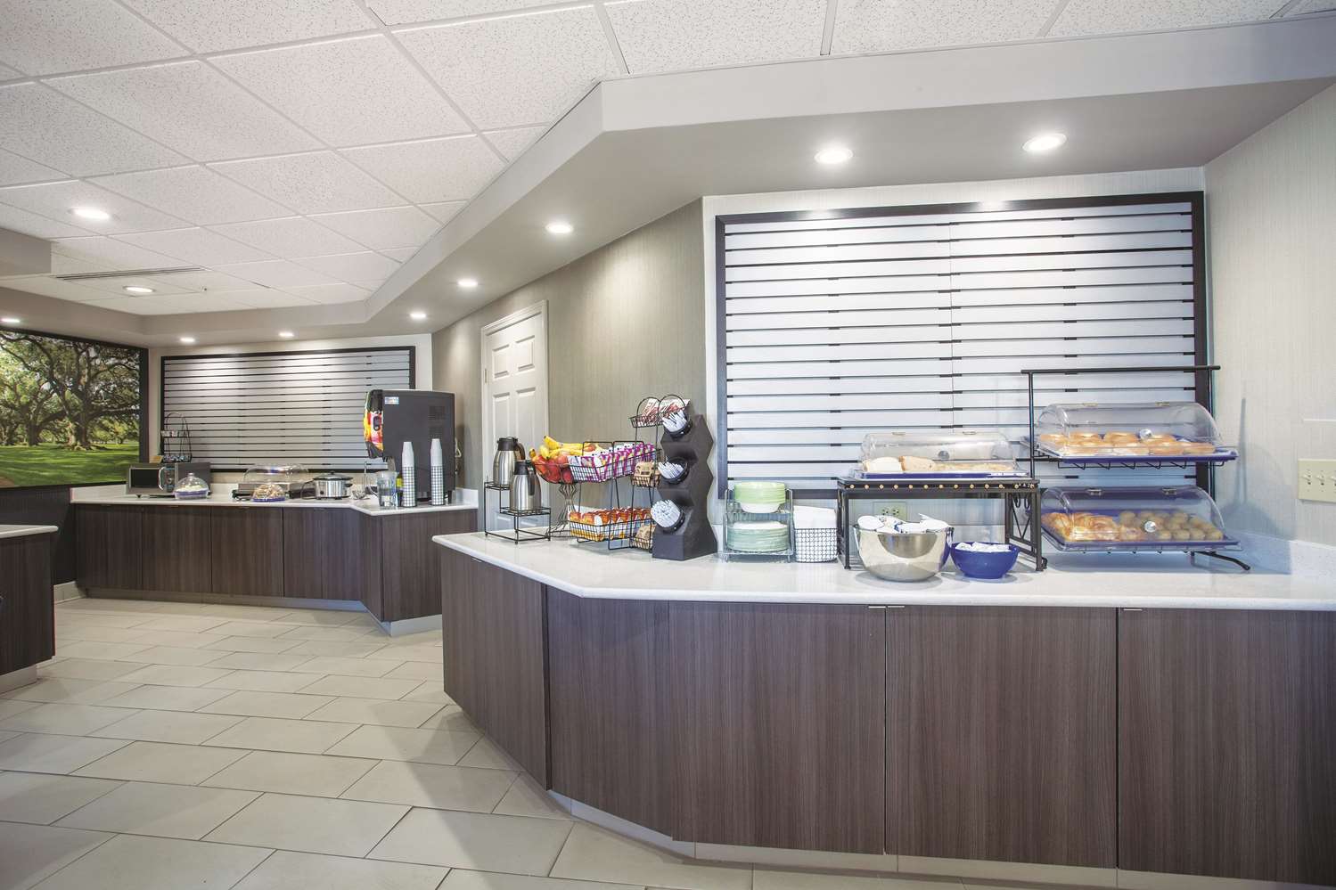 La Quinta Inn & Suites by Wyndham Jackson Airport 5/17