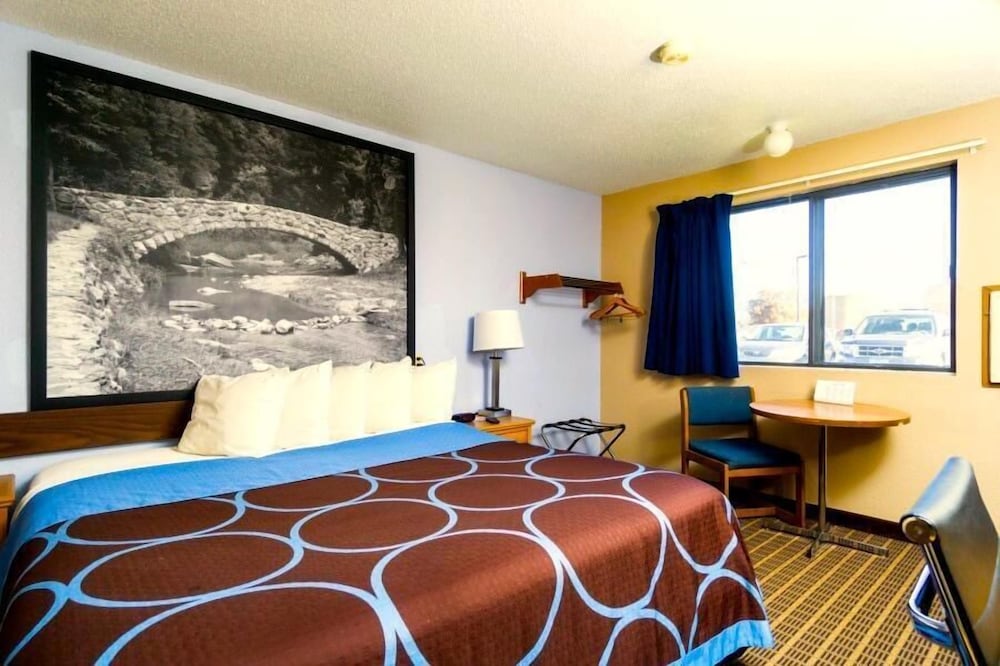Super 8 By Wyndham Burlington 18/26