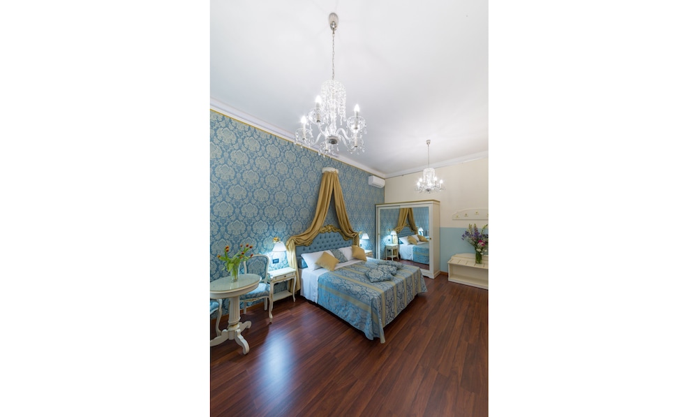 Friendly Venice Suites 23/48