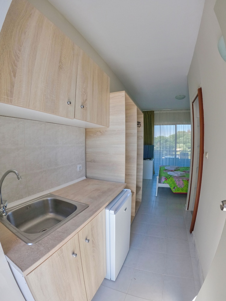 Ivory Serenity Hotel 68/70