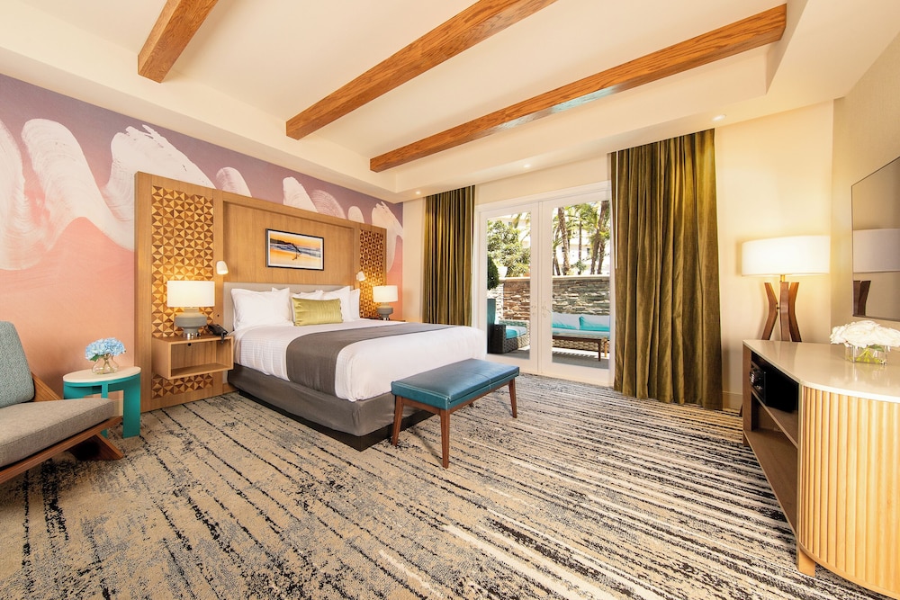 Dive In, Suite, King Bed, Beach Front